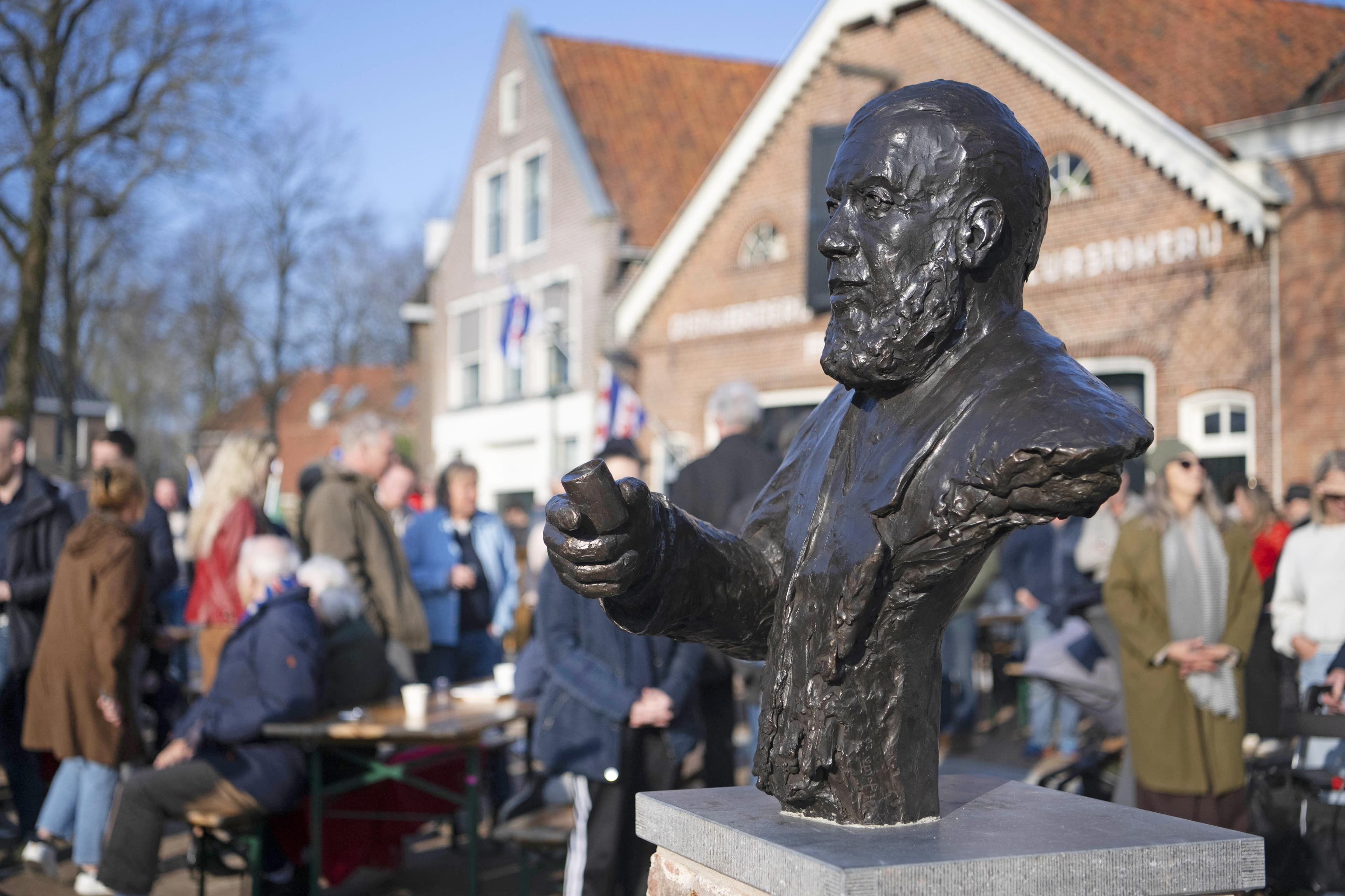 Standbeeld Fedde Sonnema onthuld in Dokkum