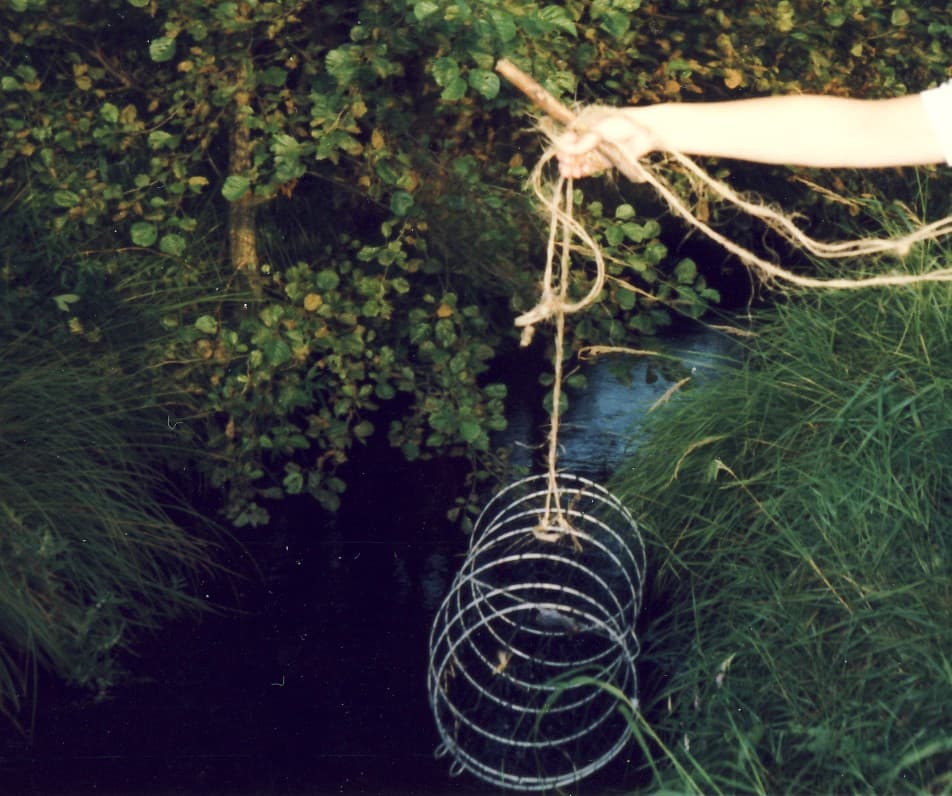 Benjamin gaat mee op rivierkreeftenjacht