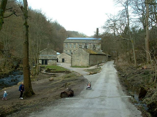 Buren blussen brandend dak in Boekel, zonnepaneel mogelijk oorzaak