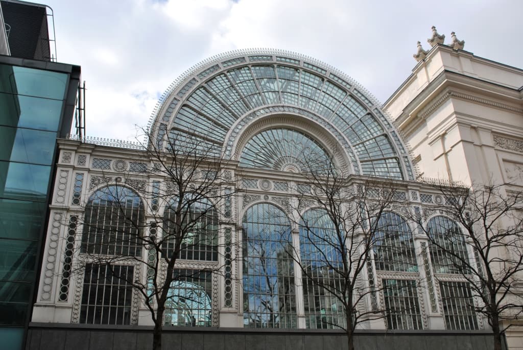 Opbouw podium Koningsdag in Dokkum gestart