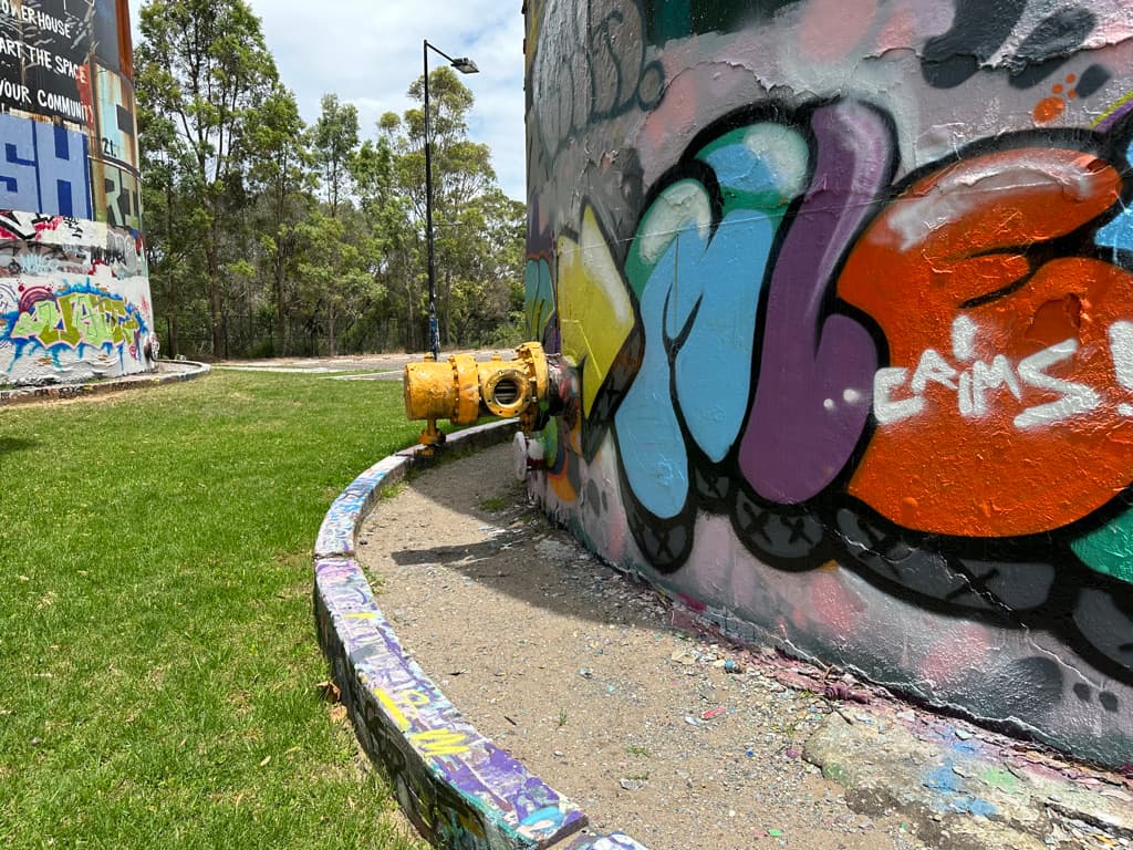 Kunstwerk van Arnhemse kunstenares beklad met graffiti