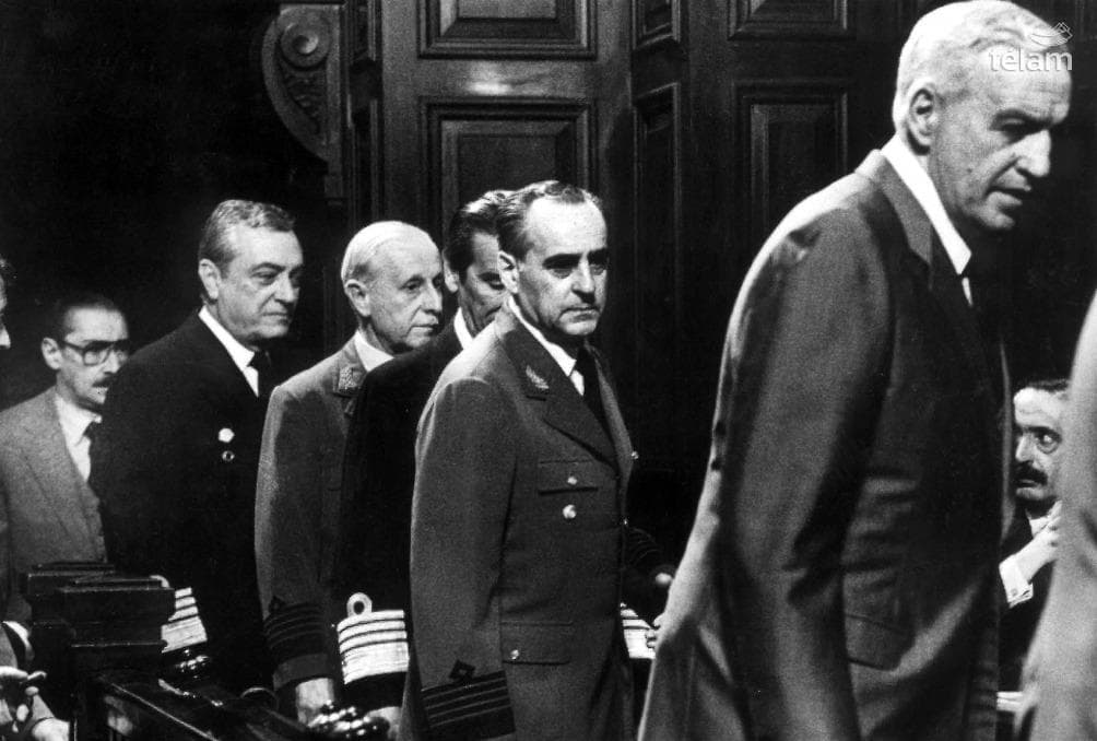 Juntaleider Myanmar wordt president en behoudt controle over leger