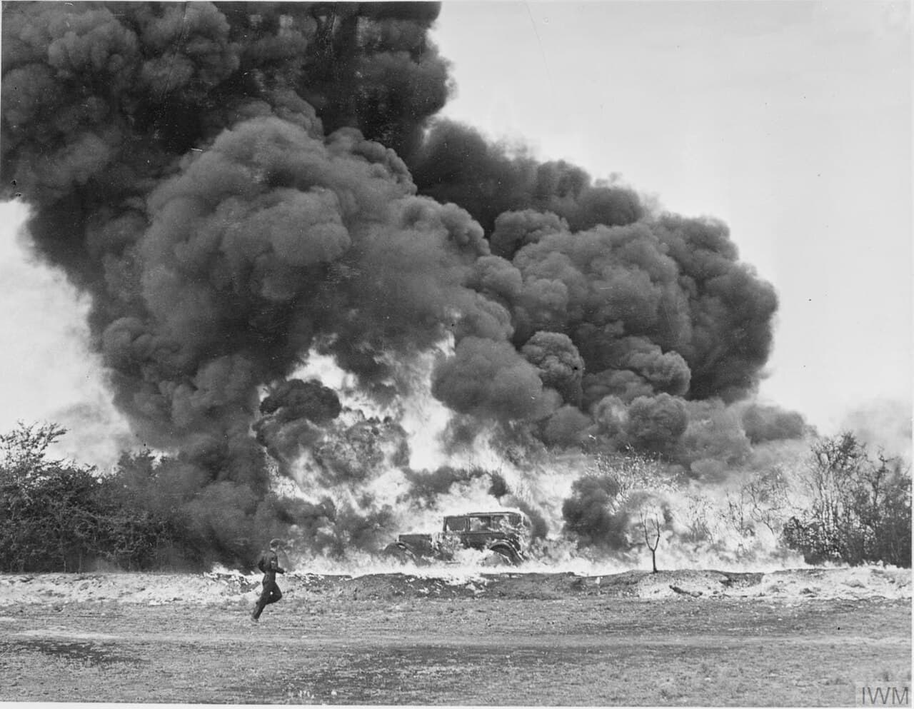 Mercedes vat vlam in Valkenswaard, zwarte rookwolken boven cabriolet