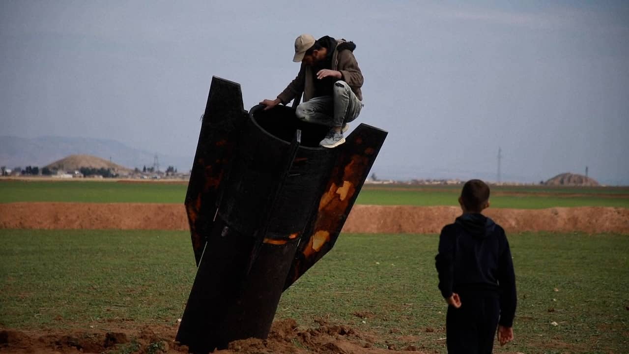 Syriër beklimt onontplofte Iraanse raket in veld