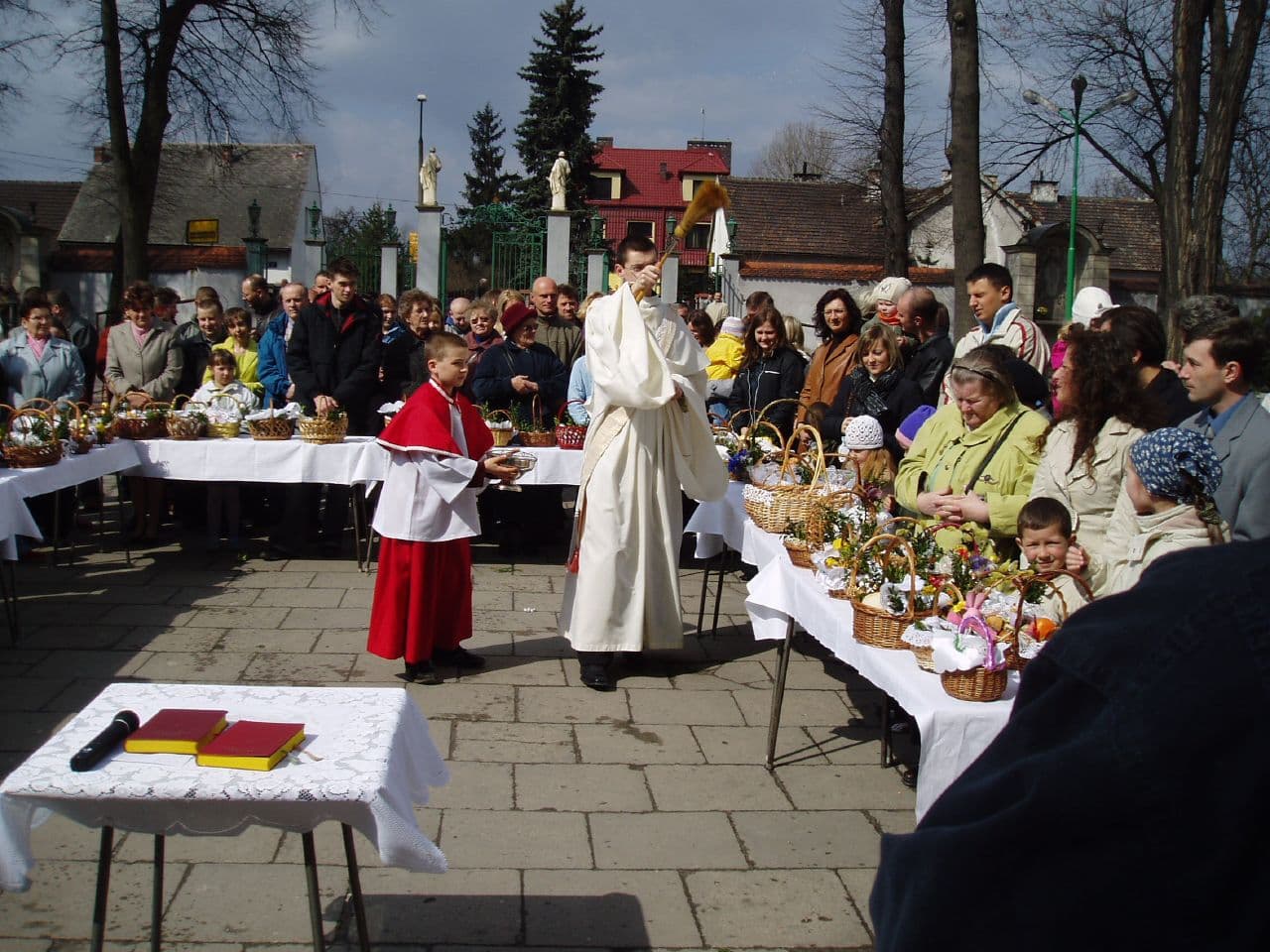 Poolse inwoners Bergen op Zoom vieren Pasen met zegenen van mandjes