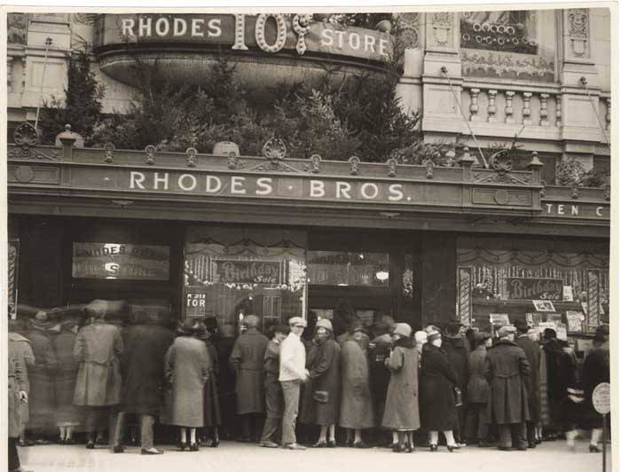 Drukte bij kledingzaak in Tilburg tijdens uitverkoop