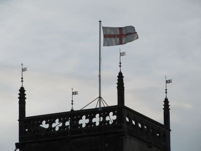 Vlag en wimpel weer boven Grote Kerk Breda na vervanging masten