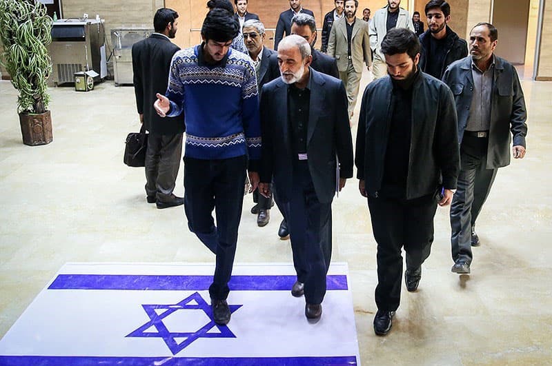 Experimenteel polsbandje kan microplastics onder de huid detecteren