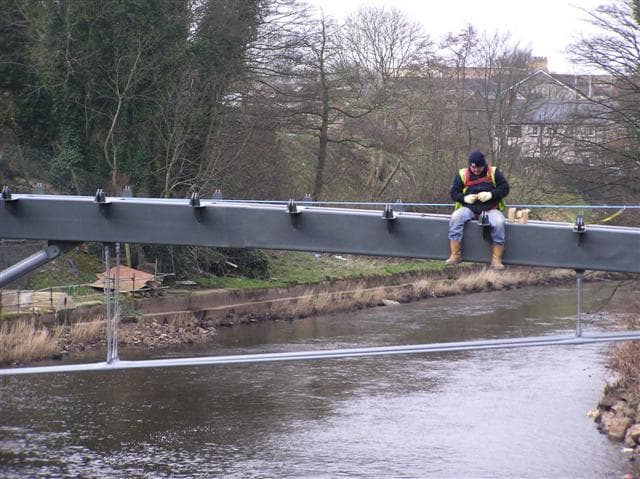 Burgemeester Reusel duikt in koud water voor goed doel