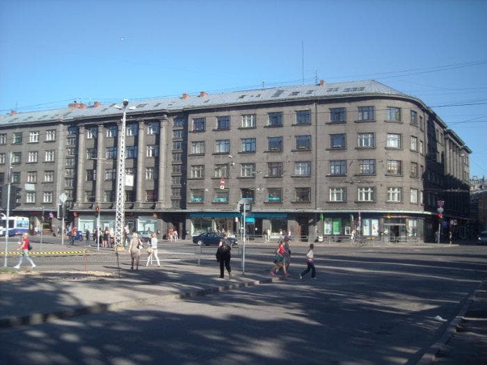 Ondernemers woedend om plaatsing metershoge masten voor hun winkels