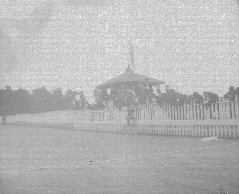 Vrijwilliger (73) opzettelijk aangereden bij wielerwedstrijd in Kalmthout