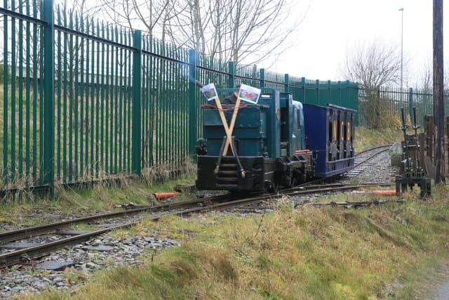 Man belandt onder auto