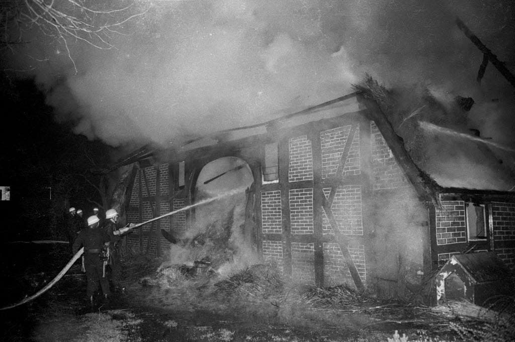 Bosprieel met rieten dak in brand