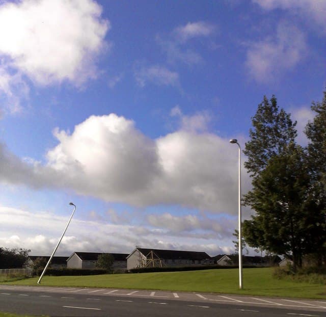 Auto botst tegen lantaarnpaal in Helmond