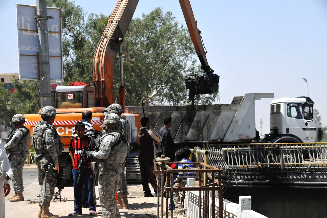 9-jarige jongen maakt grachten schoon na Koningsdag