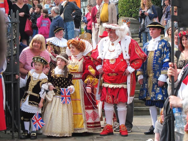 81-jarige verzamelaar heeft 12.000 foto's van het koningshuis in zijn garage